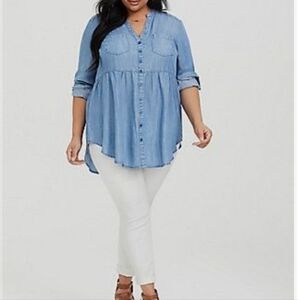 torrid Light Blue Chambray Button-Down Tunic Size 0 (12) fits like a large
